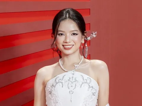 "Phượng hoàng tái sinh của Vbiz": Bị bỏ quên 10 năm, xuất hiện trở thành gương mặt được săn đón