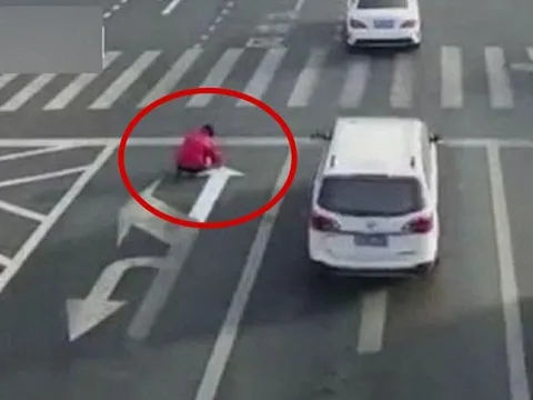 Thấy nút giao ùn tắc, người đàn ông tự mang sơn ra vẽ thêm vạch kẻ đường: Công an ập đến phạt hơn 3,8 triệu đồng