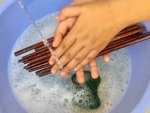 Đũa rửa không sạch bẩn gấp 8 lần bồn cầu! Chuyên gia nhắc: Phải làm 5 việc, đừng cọ cả nắm vào nhau!