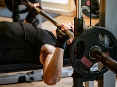 Người đàn ông suýt chết trong khi tập thể dục, bác sĩ cảnh báo: Phải làm điều này trước khi tập