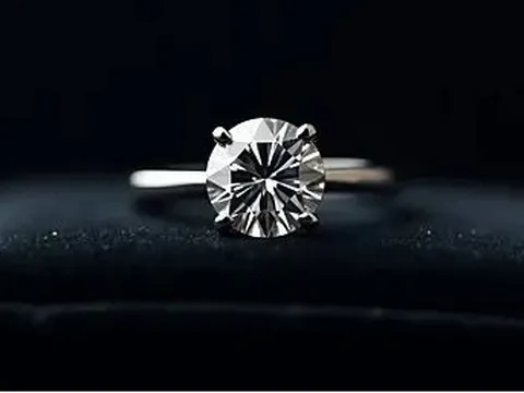 Tài xế taxi phát hiện nhẫn kim cương 100 triệu đồng cùng loạt giấy tờ nằm chơ vơ trên xe, công an dùng các biện pháp nghiệp vụ vào cuộc