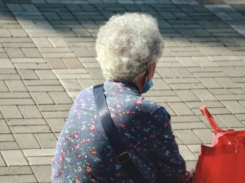 86 tuổi có con trai sống trong biệt thự, người mẹ vẫn phải bán nhà tự nuôi thân: Hối hận vì 1 điều đã quá dốc lòng cho con