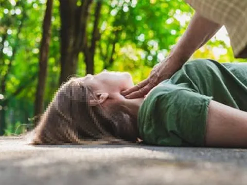 Người phụ nữ 50 tuổi tử vong sau ăn trưa, bác sĩ cảnh báo 3 thói quen là "sát thủ thầm lặng"