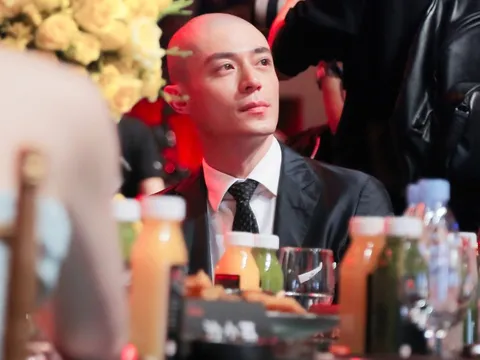 Trên đời có duy nhất 1 người cạo trọc đầu còn đẹp hơn khi có tóc, tất cả là nhờ khuôn mặt thiên tài