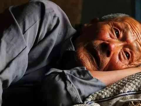 Lần lượt thuê giúp việc chăm sóc tại nhà và sống trong viện dưỡng lão, cụ ông 88 tuổi phát hiện nơi tuyệt vời để dưỡng già