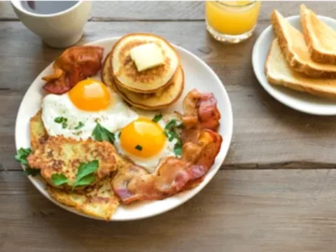 Những thói quen ăn sáng làm cholesterol xấu tăng mà bạn không để ý