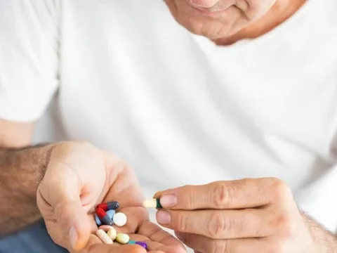 Tự ý dùng thuốc giảm đau kéo dài, cụ ông rơi vào nguy kịch