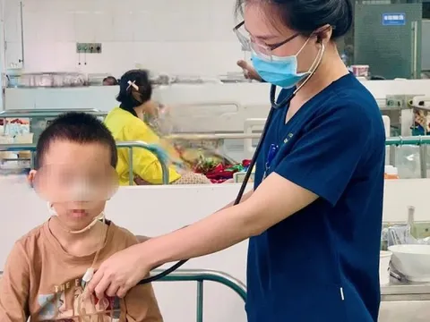 Uống nhầm bột thông cống, bé 8 tuổi ở Nghệ An bị bỏng nặng thực quản