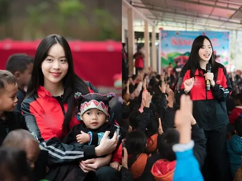 Hoa hậu Thanh Thủy đứng hát giữa sân trường đất, khán giả là học sinh vùng núi