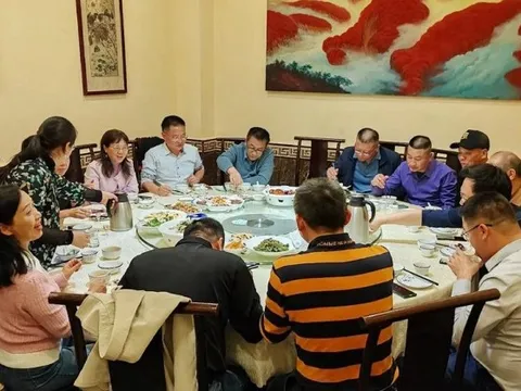 Đi họp lớp được hỏi đến bằng xe gì, tôi trả lời đi xe buýt: Về đến nhà, nhận được tin nhắn cả đời không thể quên