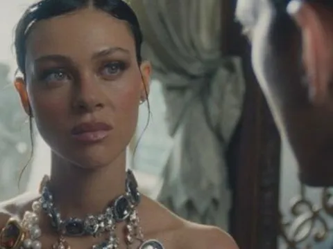 Con dâu nhà Beckham nói về vai diễn trong phim 18+ gây sốc