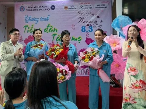 Rộn tiếng đàn mừng Ngày Quốc tế phụ nữ với những "bông hồng thép" ở khoa Ung bướu