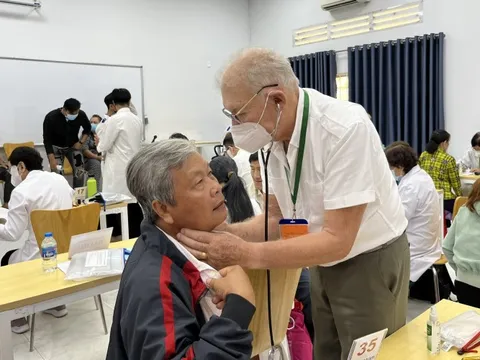 Bác sĩ Pháp đến khám bệnh miễn phí cho người nghèo Vĩnh Long