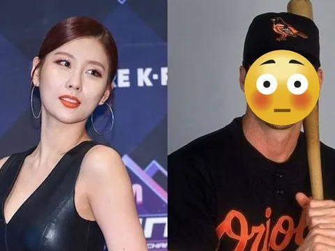 Nữ ca sĩ xinh đẹp hẹn hò cầu thủ U70 đáng tuổi bố, chỉ hơn mẹ cô 4 tuổi gây chú ý