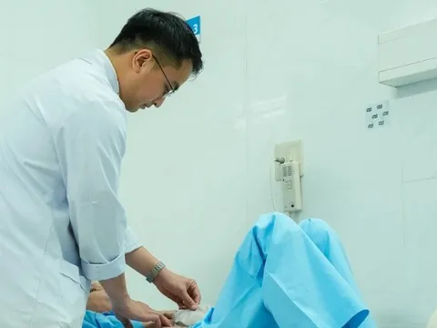 Thủng dạ dày, nguy kịch tính mạng vì tự điều trị đau bụng tại nhà