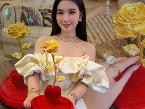 "Phú bà showbiz" khoe được tặng hoa hồng bằng vàng 9999, netizen thi nhau đoán giá