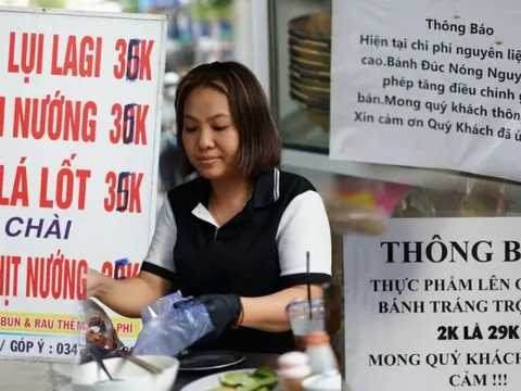 "Quán xin phép tăng 5.000 mong khách thông cảm" - Phía sau tấm bảng dán đè giá, tô phở vơi bớt đồ