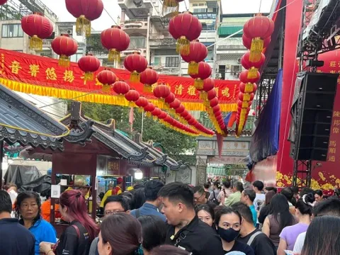 Xếp hàng chờ cả tiếng đồng hồ ăn đậu hũ vàng bán 'mỗi năm một lần'