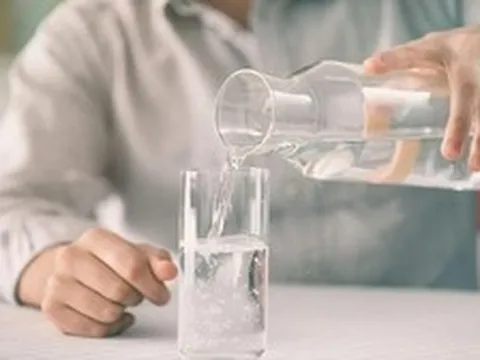 Vì sao nhiều người có thể uống 10 cốc bia cùng lúc nhưng “chịu thua” 2 lít nước?