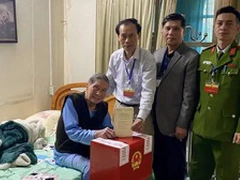 Nam nghệ sĩ U100 ở Hà Nội được cảnh sát khu vực, cán bộ phường mang hòm phiếu tới tận nhà