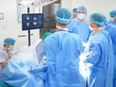 Dùng robot phẫu thuật thay khớp gối giúp người bệnh có thể tập đi lại sau 24 giờ