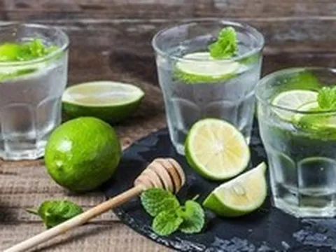 Nước chanh có giúp giảm axit uric không? BS Bệnh viện Bạch Mai giải đáp