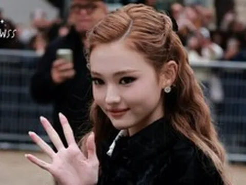 Bé gái đẹp nhất thế giới nay là ca sĩ nổi tiếng: Nhan sắc ngày càng khác lạ, vừa lớn đã xóa sổ quá khứ