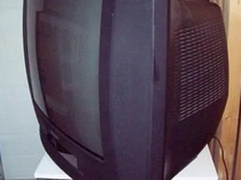 Tại sao ngày xưa mọi người thường vỗ vài cái để sửa TV bị nhiễu?