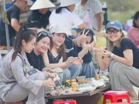 Du khách 'phát sốt' với cá trích nướng bãi biển