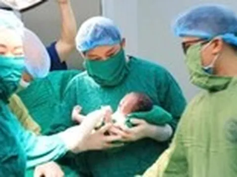 Sản phụ sinh con thành công ở tuổi 60