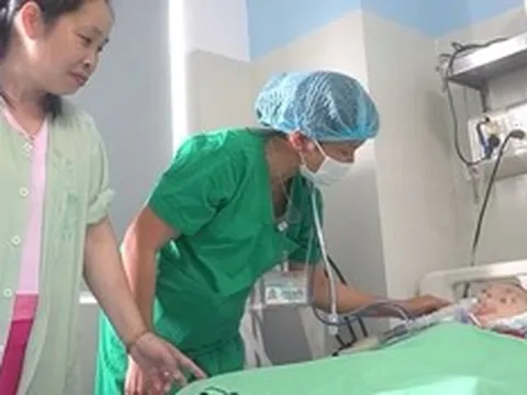 10 năm níu con khỏi lằn ranh sinh tử, người mẹ bật khóc khi con sắp về nhà