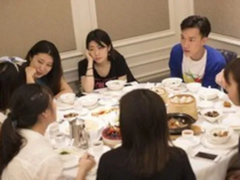 Đi họp lớp, bạn bè khoe mua nhà 17 tỷ đồng, ở biệt thự 300m², tôi nói đang thuê trọ: Về nhà nhận được tin nhắn đáng chú ý