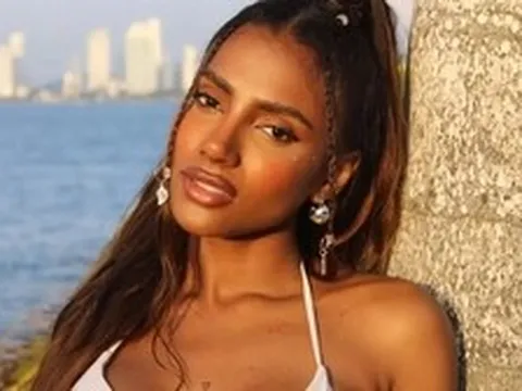 Hoa hậu 28 tuổi tố bị Ricky Martin cướp bạn trai