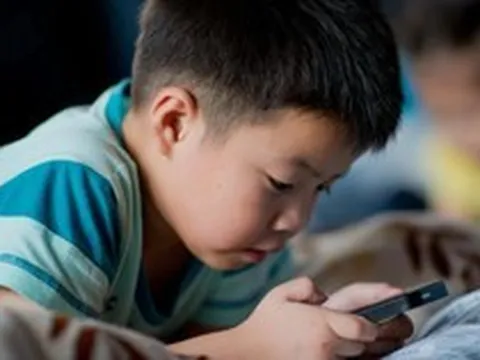 Khi trẻ bước vào tuổi dậy thì mà xuất hiện 4 biểu hiện này, cha mẹ nên lập tức thu điện thoại