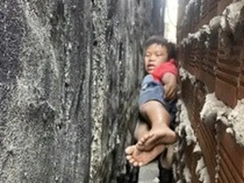 20 phút giải cứu cháu bé bị mắc kẹt giữa hai bức tường nhà ở TPHCM