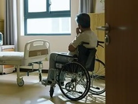 Người đàn ông vừa xuất viện đã đưa sổ tiết kiệm 2 tỷ cho con rể, lúc con trai xin mua xe lại nói: “Bố không có tiền”