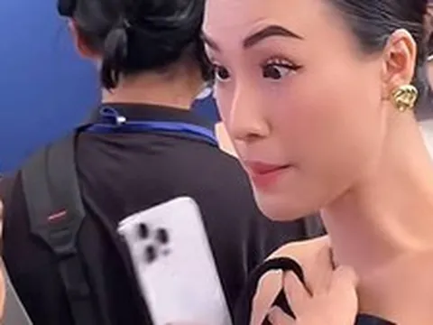 Phản xạ cực nhanh đã giúp MC Hoàng Oanh khỏi sự cố "nóng mặt" ngay giữa sự kiện