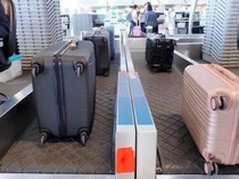 Vì sao nên quay bánh xe vali ra ngoài khi cân hành lý đi máy bay?