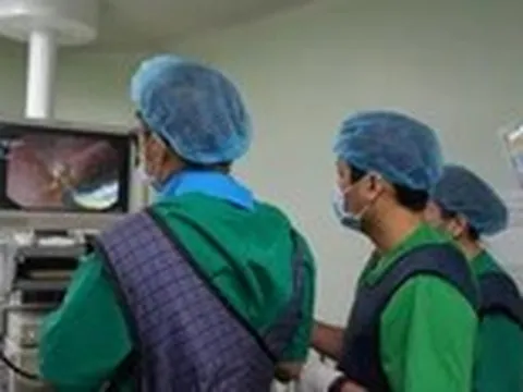 Xương cá xuyên qua đường mật, gây đau bụng vàng da kéo dài