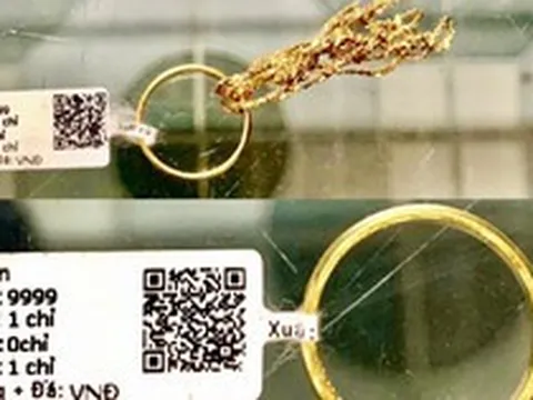 Túi xách màu nâu xuất hiện trước cửa nhà, người phụ nữ Phú Thọ lập tức báo công an