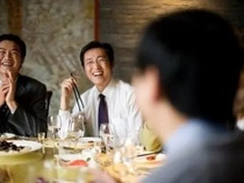 Sếp cũ mời cả nhóm đi ăn rồi đột nhiên biến mất, tôi âm thầm trả hóa đơn hơn 19 triệu đồng: Một tuần sau nhận được email không ngờ tới