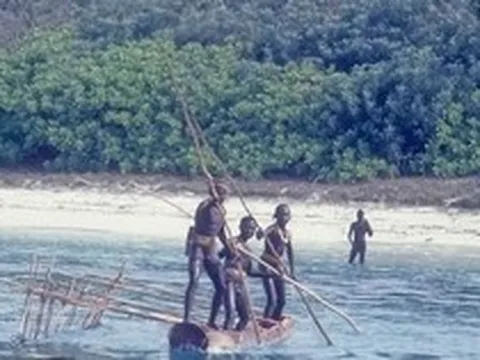 Một lon Coca-Cola du khách để lại có thể xoá sổ cả một bộ lạc