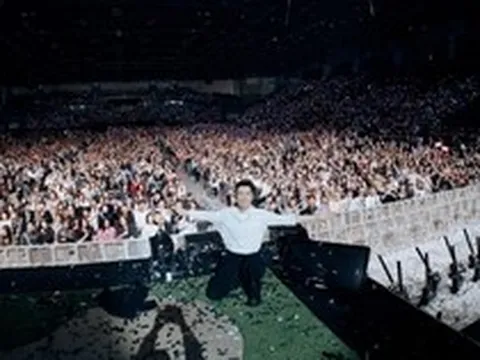 Clip: Khán giả nữ sân si “giật spotlight” của người khác, cái kết khiến MXH hả hê