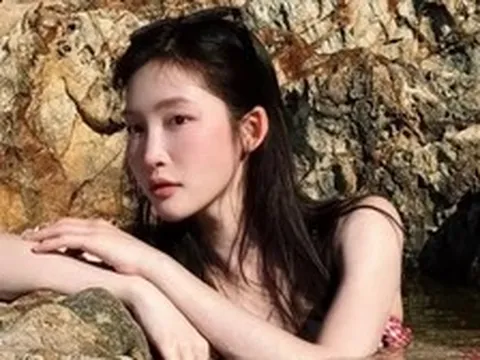 Nữ ca sĩ mặc bikini chụp hình ở Giếng Tiên (Gia Lai), bị chỉ trích dữ dội