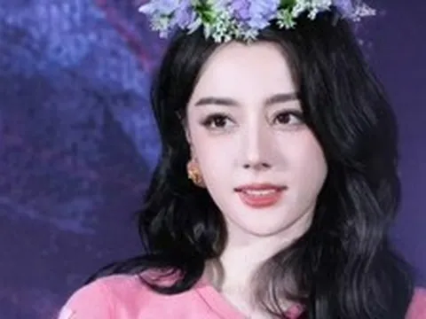 Mỹ nam bị coi là miếng kẹo cao su dính dưới đế giày của Địch Lệ Nhiệt Ba