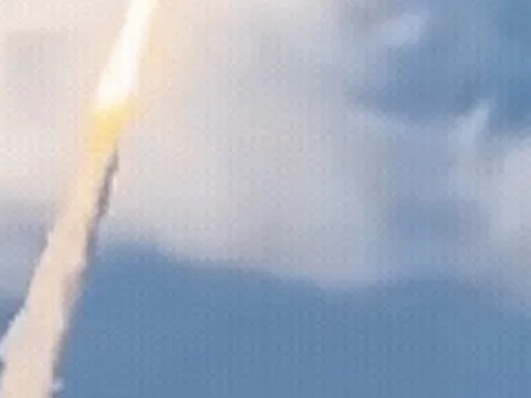 Ngoài cửa sổ máy bay là lịch sử: Hành khách vô tình bắt gặp cảnh tên lửa đưa con người lên Mặt trăng sau 54 năm