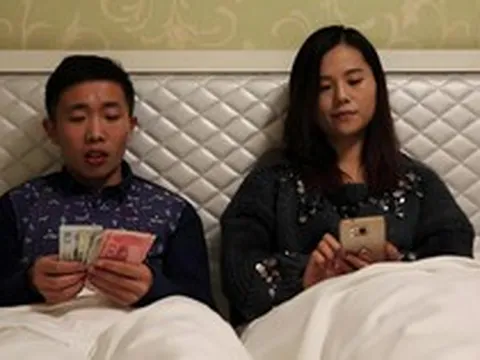 Có lẽ tôi là người vợ duy nhất nhận lương chồng theo kiểu này, vừa đủ tiền tiêu lại vừa thêm chuyện để cười mỗi ngày