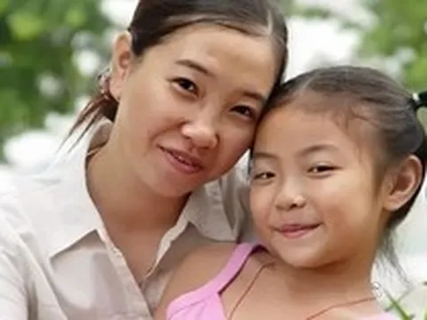 Đi họp lớp cùng mẹ, con gái ngây thơ hỏi: "Sao nhà người ta giàu thế", bà mẹ TP.HCM có câu trả lời xứng đáng điểm 10!