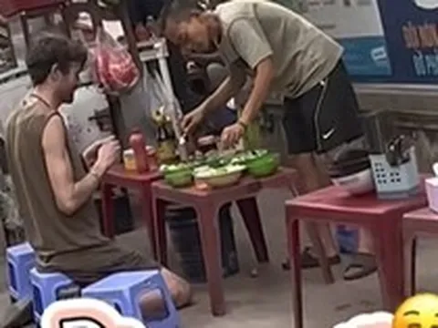 Khách Tây vừa quỳ vừa ăn ở quán vỉa hè TP.HCM: "Chắc cô bán bún cũng ngỡ ngàng với ảnh"
