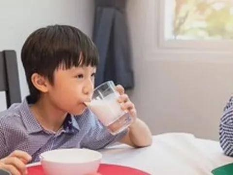 Trẻ uống sữa chủ yếu là chất béo nguy hiểm thế nào? Làm sao để chọn sữa chuẩn cho con?